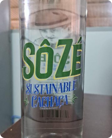 Garrafa de cachaça com o selo CAS+